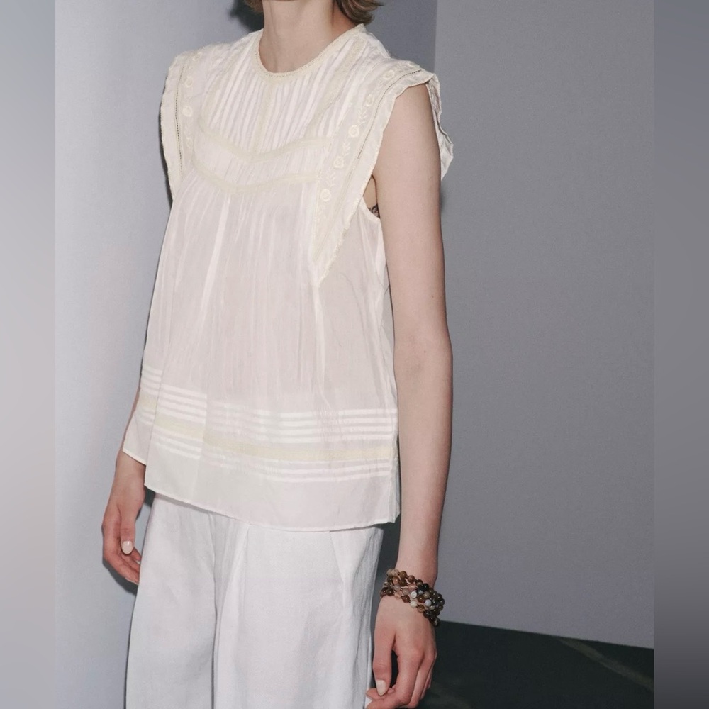 ZARA WOMAN COLLECTION - ZW Collection Embroidered Blouse in Ecru.